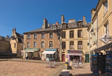 Bayeux, Fransa-Mayıs 04,2018: küçük kare mağazalar ve kafeler Bayeux Katedrali Normandy, Fransa için giriş dışında ile kaplı.