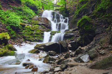 Manzara şelale Shypit yaz sabah uzun pozlama üzerinde Ukrayna Karpat Dağları. Zakarpattya, Ukrayna.