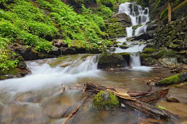 Manzara şelale Shypit yaz sabah uzun pozlama üzerinde Ukrayna Karpat Dağları. Zakarpattya, Ukrayna.
