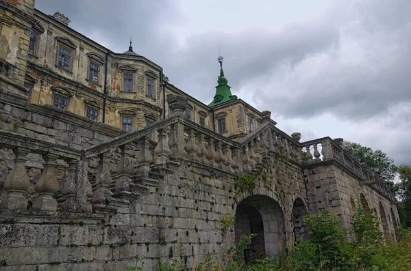 Middeleeuwse Pidhirtsi Kasteel Bewolkt Zomerdag Enkele Minuten Voordat Regen Dorp — Stockfoto