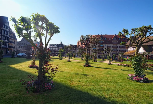 Deauville Francia Mayo 2018 Hermoso Parque Urbano Edificio Tradicional Alrededor —  Fotos de Stock