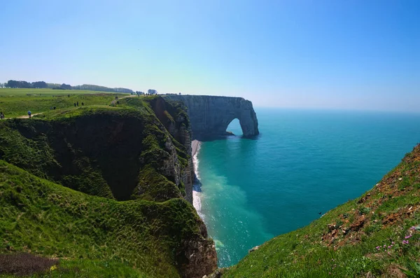 Uçurumdaki Etretat, güzel manzara. La Manneporte doğal taş kemer merak ediyorum, cliff ve plaj. Güneşli bahar günü öder de Caux alanında kıyısında. Etretat, Normandy, Fransa.