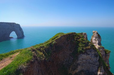 Uçurumdaki Etretat, güzel manzara. La Manneporte doğal taş kemer merak ediyorum, cliff ve plaj. Güneşli bahar günü öder de Caux alanında kıyısında. Etretat, Normandy, Fransa.