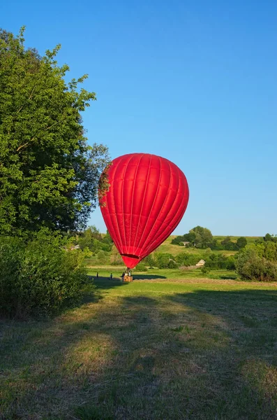 Luftballong Landade Fältet Byn Mellan Pittoreska Kullarna Klarblå Himmel Utan — Stockfoto