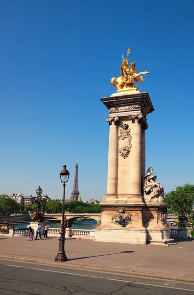 Όμορφη γέφυρα του Αλεξανδρου ΙΙΙ. Είναι μια οδική γέφυρα στο Παρίσι πέρα από τον ποταμό Σηκουάνα. Ο Πύργος του Άιφελ στο παρασκήνιο. Παρίσι, Γαλλία — Φωτογραφία Αρχείου