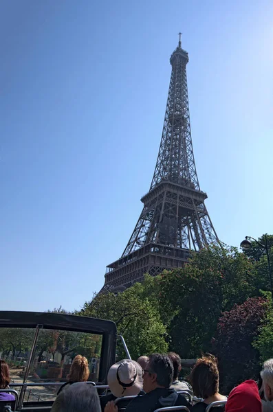 Париж, Франция - 06 мая 2018 года: Эйфелева башня - символ Парижа и знаковая достопримечательность Франции. Известные туристические места и романтические туристические направления в Европе. Вид из туристического автобуса с туристами. Концепция путешествия и туризма — стоковое фото