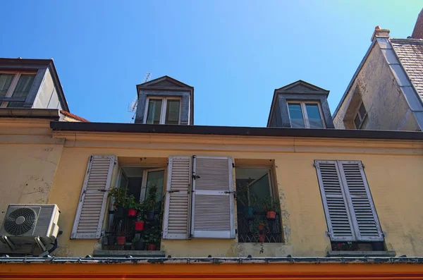 Stará Budova Ulici Montmartre Okna Mnoha Květy Kontejnerech Jarní Slunečný — Stock fotografie