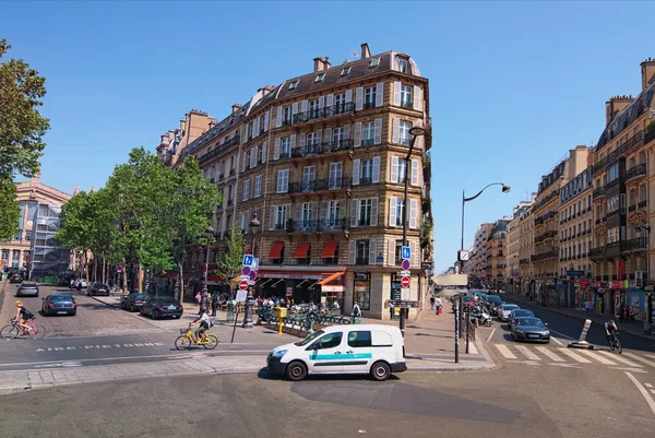 Paříž Francie Květen 2018 Typický Roh Budovy Staré Trojúhelníkové Auta — Stock fotografie