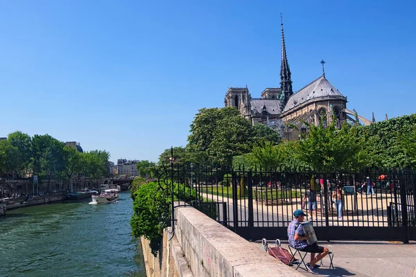 Παρίσι Γαλλία Μάιος 2018 Ρομαντικό Παρίσι Παίκτης Ακορντεόν Κοντά Στον — Φωτογραφία Αρχείου