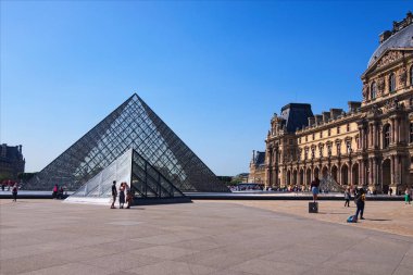 Paris, Fransa-Mayıs 06, 2018: Louvre, ünlü Cam Piramit bir parlak güneşli bahar gününde. Meşhur turistik mekanlar ve Avrupa'da seyahat hedef.