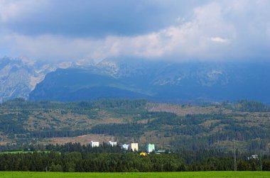 Manzaralı yüksek Tatra Dağları aralığının. Fırtına bulutları dağların doruklarına gizle. Dağları nın eteğindeki küçük bir kasaba. Slovakya.