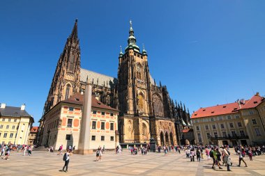 Prague, Çek Cumhuriyeti - 08 Mayıs 2018: Prag ünlü turistik hedef. Şaşırtıcı Saint Vitus Katedrali ve Prag Kalesi ile kalabalık bir turist, Dikilitaş. Geniş açı lens ile seçici odak.