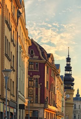 Renkli kiralık evler ve eski Belediye Binası yaz gün batımı sırasında Ostrava Masaryk Meydanı'nda. Çek Cumhuriyeti.