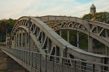 Ostrava Milos Sykora Köprüsü. Ostravice Nehri üzerinde çelik kemer köprü. Teknik anıt ve gezi. Yaz akşam görünümü. Ostrava, Çek Cumhuriyeti.