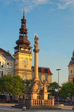 Meryem Ana ve Ostrava eski Belediye Binası Masaryk Meydanı Ostrava'bina müze rakam antik sütun. Yaz akşam görünümü.