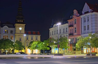 Ostrava, Çek Cumhuriyeti - 19 Ağustos 2018: Ostrava eski Belediye Binası ve renkli tenement bina Masaryk Meydanı Ostrava'bir yaz gecesi Ev Müzesi.