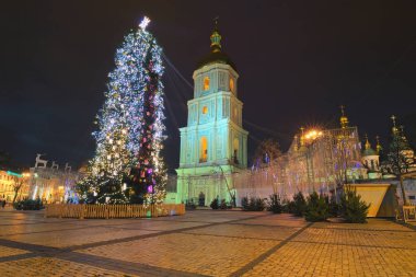 Kiev, Ukrayna - 07 Ocak 2018: Güzel bir şekilde dekore edilmiş ana Kiev'ın yeni yıl ağacı. Kiev, Ukrayna Sophia meydanında sabahın erken saatlerinde Noel pazarı.