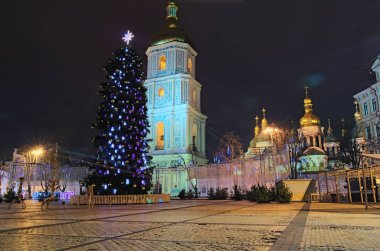 Güzel dekore edilmiş ana Kiev'ın yeni yıl ağacı. Kiev, Ukrayna Sophia meydanında sabahın erken saatlerinde insanlar olmadan Noel pazarı.