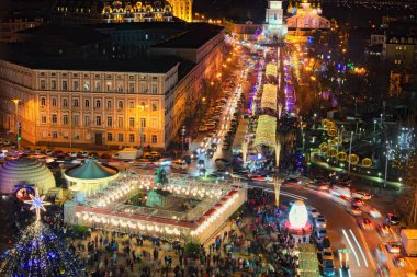 Ana Kiev'ın yeni yıl ağacı ve Noel pazarı St. Sophia meydanında. Açık hava kafeleri, çocuk konumlar ve hatıra kiosklar. Dinlenme yerli halk ve turistler için en sevdiğim yer
