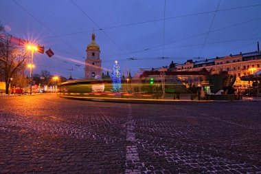 Kiev, Ukrayna-Ocak 20, 2018: Noel pazarı Ayasofya Meydanı'nda. Ana yılbaşı ağacı ve arka plan, St. Sophia Katedrali Kulesi. Sabah erken görünümü.