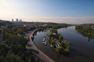 Dolgu, yat kulübü Vltava Nehri üzerinde konut bölgesi havadan görünümü. Yaz manzara resmi bir güneşli sabah için. Prague, Çek Cumhuriyeti. 