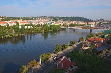 Havadan görünümü ile Metro Demiryolu Köprüsü ve Prag Kalesi'ne Saint Vitus Katedrali ile Vltava Nehri, arka plan için. Güzel mavi bulutlu gökyüzü. Popüler görüş noktasından görüntüleyin. Yaz sabahı.