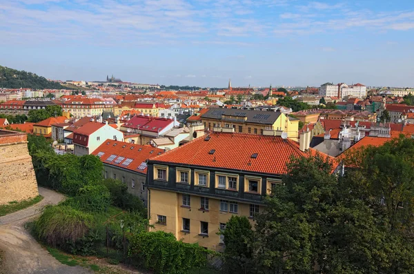 Prag Bir Yerleşim Bölgesi Hava Görünümünü Kırmızı Kiremit Çatılar Bir — Stok fotoğraf