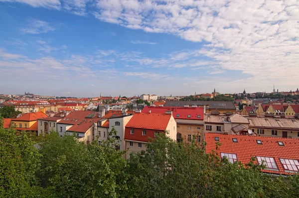 Prag Bir Yerleşim Bölgesi Hava Görünümünü Kırmızı Kiremit Çatılar Bir — Stok fotoğraf