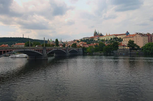 Malowniczy Widok Historyczne Centrum Pragi Manes Most Wełtawy Pochmurny Dzień — Zdjęcie stockowe
