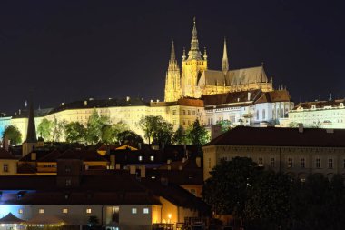 Saint Vitus Katedrali ve yaz geceleri antik diğer binalar ile Prag Kalesi panoraması. Prague, Çek Cumhuriyeti.