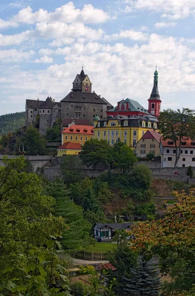 Malebná Krajina Pohled Středověký Hrad Loket Barevnými Budovami Letní Slunečný — Stock fotografie