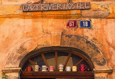 Loket, Çek Cumhuriyeti-Ağustos 22, 2018: Ayrıntılı bir giriş tembel nehir Hostel Loket şehrin tarihi kesiminde içine. Kapının üstünde rafta farklı bardak standı.
