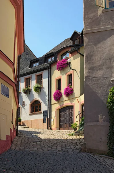 Wąskie Brukowane Street Średniowiecznego Miasta Loket Kolorowe Budynki Piękne Okna — Zdjęcie stockowe
