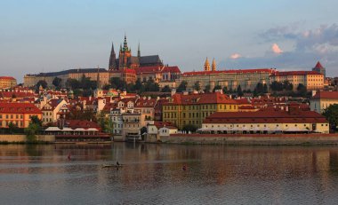 Doğal görünümü ile Prag'da Vltava Nehri yaz aylarında gündoğumu sırasında tarafından tarihi kent merkezindeki Saint Vitus Katedrali Prag Kalesi'nin. Prague, Çek Cumhuriyeti.