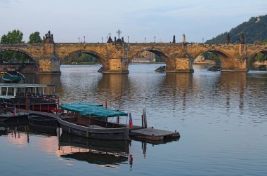 Sabah görünümü Charles Köprüsü Vltava Nehri üzerinde. Tekne liman ön. Prague, Çek Cumhuriyeti.