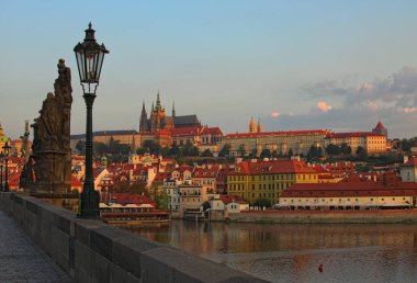 Yaz aylarında gündoğumu sırasında Cityscape Saint Vitus Katedrali Prag'da Vltava Nehri tarafından şehir merkezinde ile Prag Kalesi'nin çarpıcı. Antik Charles Köprüsü'nden görüntüleyin. Prague, Çek Cumhuriyeti.
