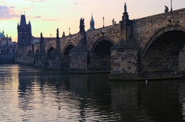 Vltava Nehri üzerinde Antik Charles Bridge doğal görünümünü yaz gündoğumu sırasında. Yakın çekim fotoğraf. Charles Köprüsü Prag, Çek Cumhuriyeti sembollerin biridir. 