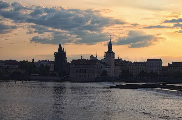 Malowniczy Widok Stare Miasto Wełtawę Podczas Sunrise Budynków Odbite Wodzie — Zdjęcie stockowe