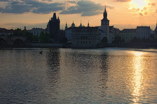 Praha Tsjekkia August 2018 Utsikt Gamlebyen Vltava Soloppgang Bygninger Sol – stockfoto