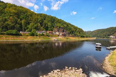 Elbe Nehri bohem İsviçre Ulusal Parkı. Küçük beyaz Feribot Almanya ve Çek Cumhuriyeti bağlanır. Meşhur turistik mekanlar ve seyahat hedef Avrupa'da. Hrensko, Cech Cumhuriyeti.