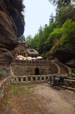 Hrensko, Çek Cumhuriyeti-Ağustos 23, 2018: Ortaçağ bina ormandaki kayaların arasında. Bohem İsviçre Ulusal Parkı. Hrensko Köyü ile Almanya sınırındaki küçük bir köydür