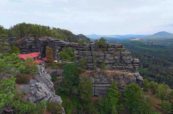 Памятник природы, скальный памятник, ворота из песчаника - Ворота Правчицы в Чешском национальном парке Швейцарии. Самый большой природный мост в Европе. Туристическое место и туристическое направление в Европе
.