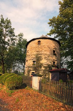 Janov, Çek Cumhuriyeti için yel değirmeni. Yel değirmeni ile güzel manzara. Bir yel değirmeni örnek üzerinde mimari anıtları korunması. Bir konut evde taş değirmen yeniden ekipman.