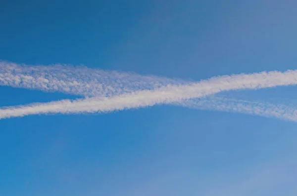 空中的飞机凝结小径 晴朗的秋天蓝天 旅行理念 — 图库照片