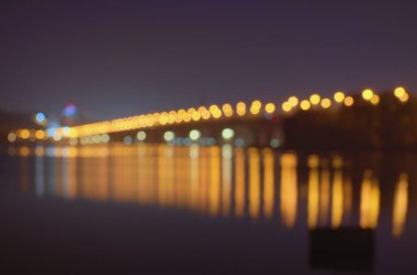 Kentsel Soyut doku bokeh şehir ışıkları ışıklar tasarımınız için bulanıklık ile arka planda defocused. Paton Dnieper Nehri üzerinde köprü. Kyiv, Ukrayna.