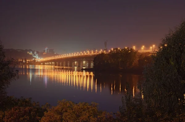 Herbstliches Stadtbild Mit Patonbrücke Über Den Dnjepr Bei Nacht Mutterland — Stockfoto