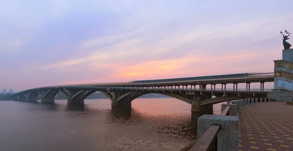 Klasický Širokoúhlý Pohled Merto Mostu Staré Podzemní Dráhy Metra Vlak — Stock fotografie