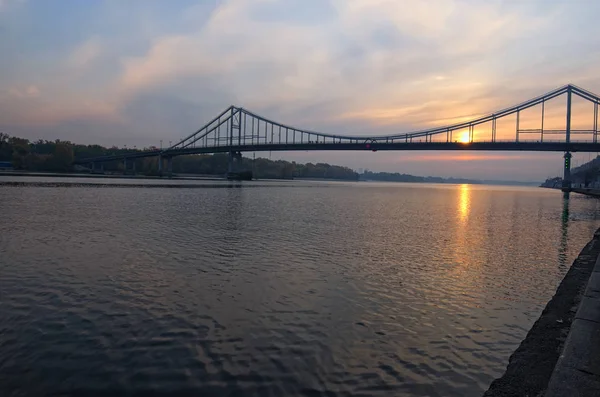 Dnipro 보행자 다리의 다운가 태양이 됩니다 렌즈와 선택적 초점입니다 키예프 — 스톡 사진