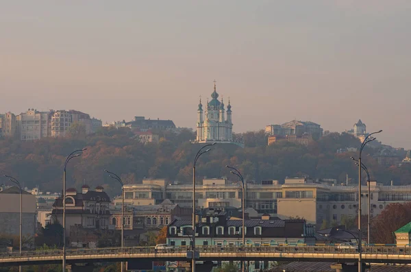 Pintoresca vista de la Iglesia de San Andrés en la colina y uno de los barrios más antiguos de Kiev Podil durante el amanecer de otoño. Paisaje de Kiev (Kiev), Ucrania — Foto de Stock