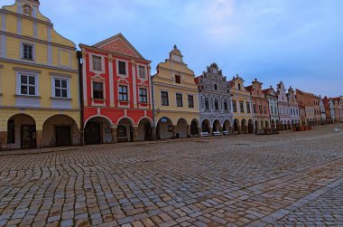 Telc, Çek Cumhuriyeti - 25 Ağustos 2018: Ortaçağ Telc ana meydanında, Rönesans ve Barok renkli geniş açı manzaralı evler. UNESCO Dünya Miras Listesi.